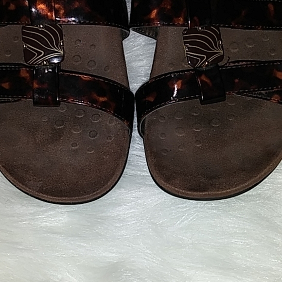 Vionic Amber Tortoise Sandals‎ - Picture 3 of 8